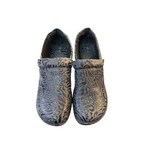 BOC Born Concept Peggy Clogs Paisley Gray Embossed Vegan Leather Size 10/42 EUC